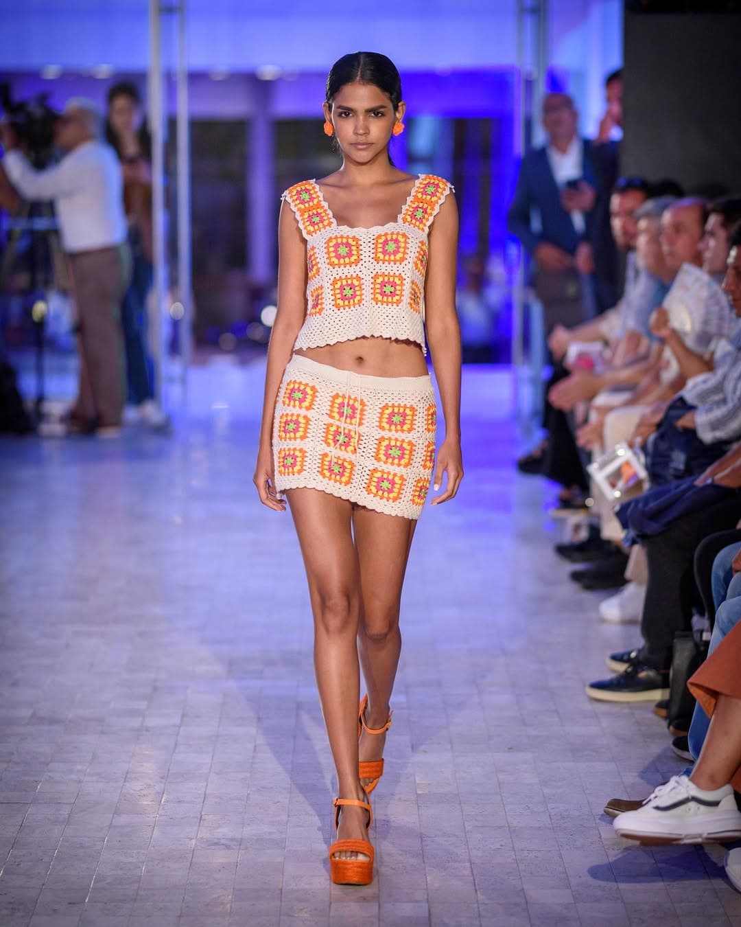 Modelo en pasarela de moda